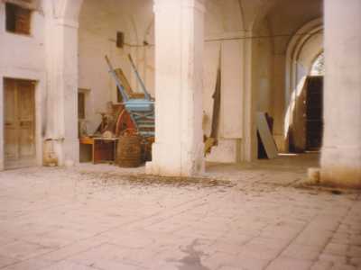 Varcato il portone il visitatore si troverebbe in un ampio cortile